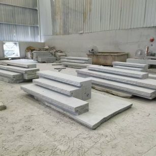 柳州 整石台阶（大面火烧+侧面自然面），出货前厂内拼装