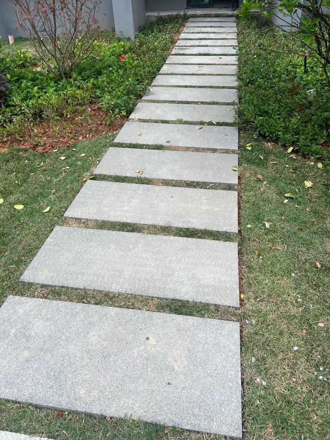 柳州 芝麻黑小区踏步、汀步石铺装效果
