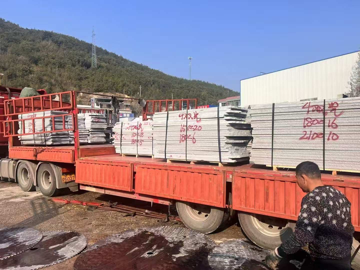 柳州 芝麻灰花岗岩光面毛板出货日常