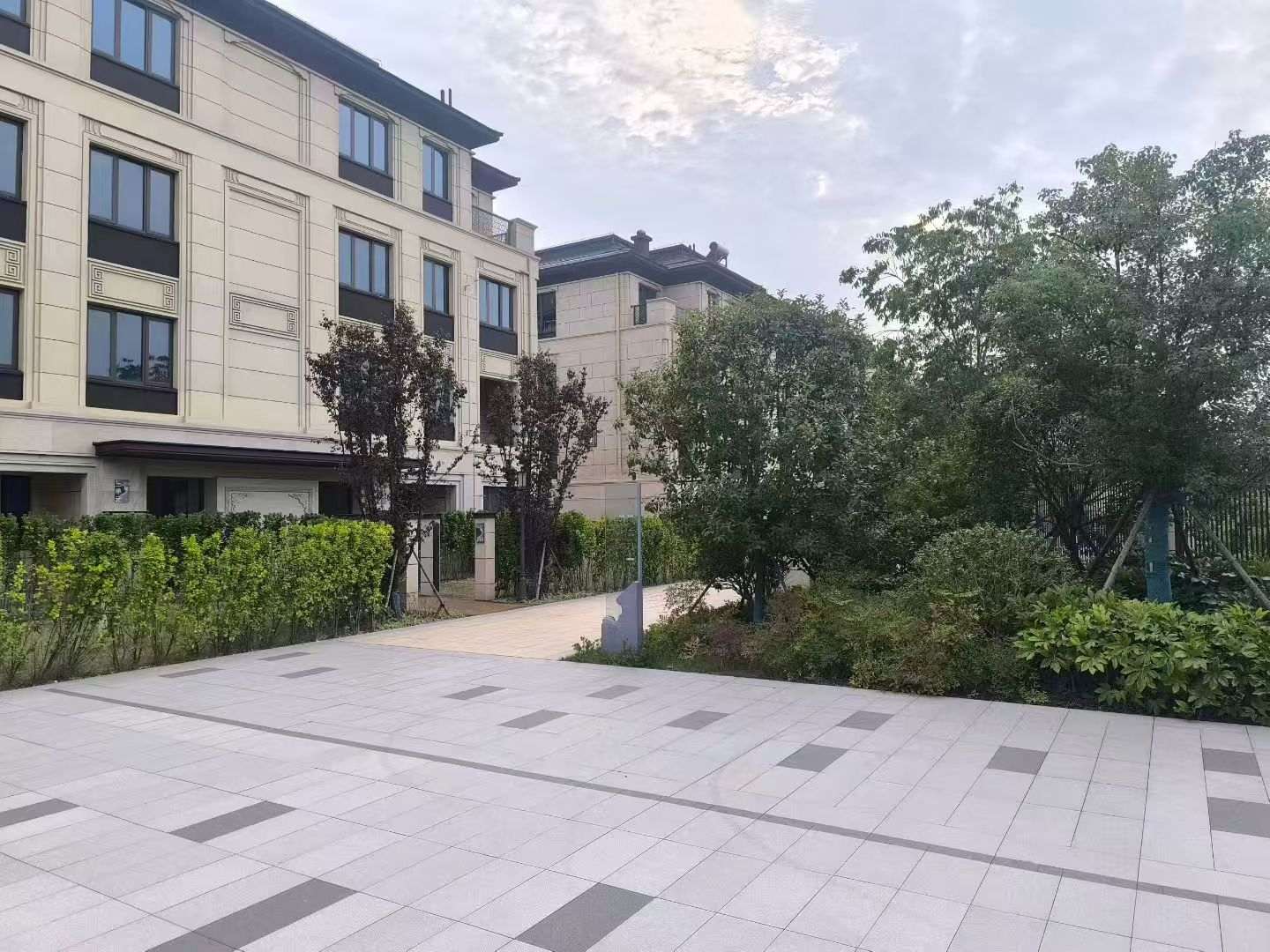 柳州 芝麻白与芝麻白搭配铺装，尺寸1200*600